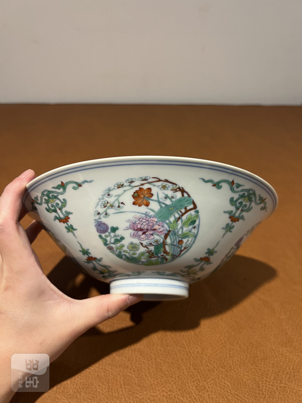 清雍正 斗彩开光四季花卉团蝶纹斗笠碗 - 图6